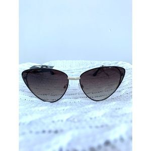 Cat-eye style sunglasses